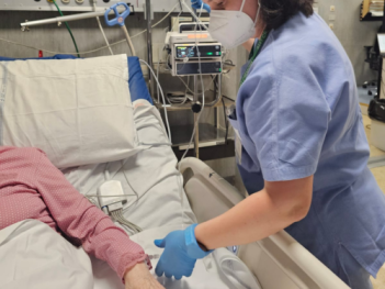 infermiera e paziente in letto utic