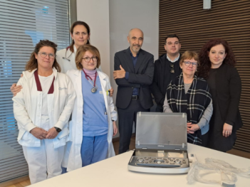 donatori e dipendenti asst durante la donazione dell'ecografo