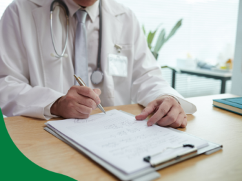 medico che scrive un referto