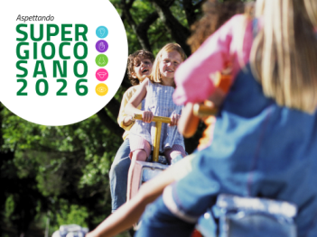 bambini che giocano nel parco con logo "Aspettando super gioco sano 2026"