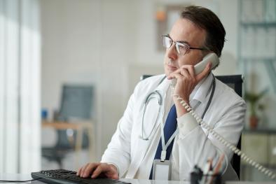 Medico che parla al telefono