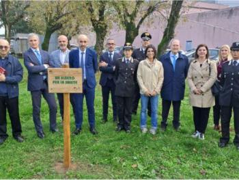 le autorità di fronte ai due alberi per la salute donati dai carabinieri e dall'associazione FADOI
