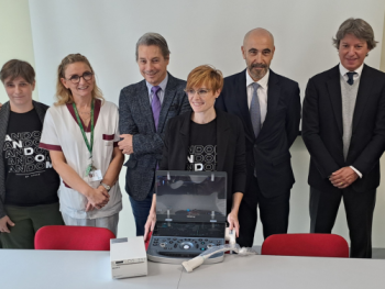 Cristina consegna l'ecografo