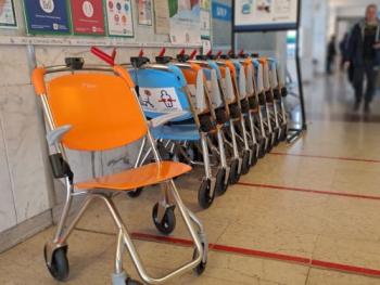 carrozzine nell'atrio dell'Ospedale di Cremona