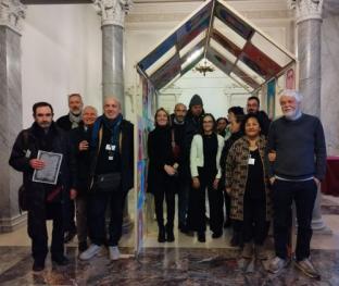 le guide per un giorno di arteassieme di fronte all'installazione creata dai pazienti del centro psicosociale