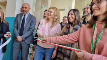 taglio del nastro durante la presentazione della nuova CRA