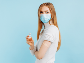ragazza vaccinata