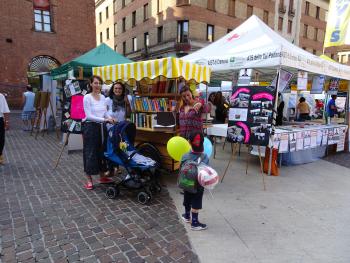 FOTO DI UNO STAND IN PIAZZA
