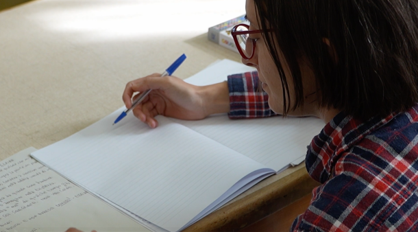 Elvira durante il laboratorio di scrittura