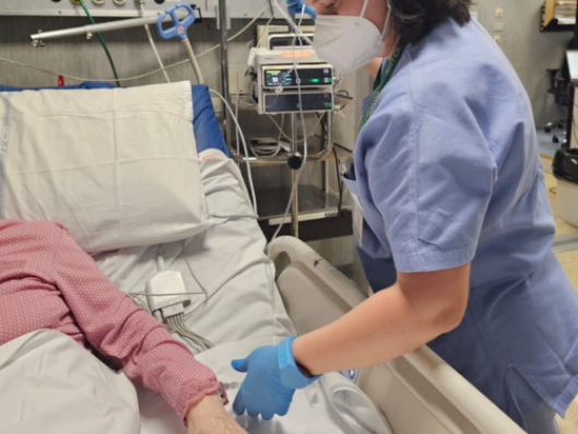 infermiera e paziente in letto utic