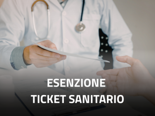 Medico che consegna una carta al paziente. "Esenzione ticket sanitario"